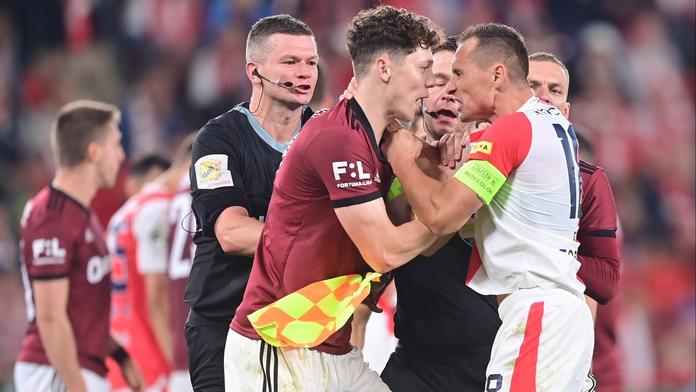 Dramatické derby skončilo remízou. Kapitán Krejčí se popral s Bořilem