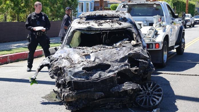 Auto slavné herečky po havárii pohltily plameny. Řidička je v kritickém stavu