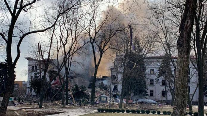 "Mrtví, či pomalu umírají." Pod troskami divadla v Mariupolu má být až 1 300 lidí