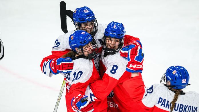 České hokejové reprezentantky do 18 let slaví