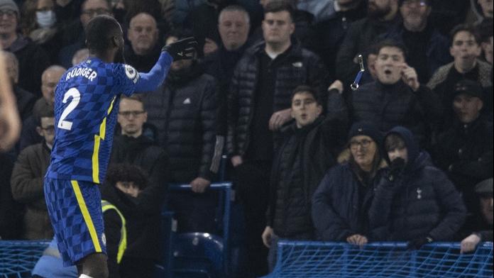 Co se děje v Premier League? Policie zatýkala po házení věcí na hřiště
