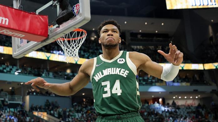 Giannis opět zářil, Bucks v sérii vedou. Warriors rozdrtili Memphis