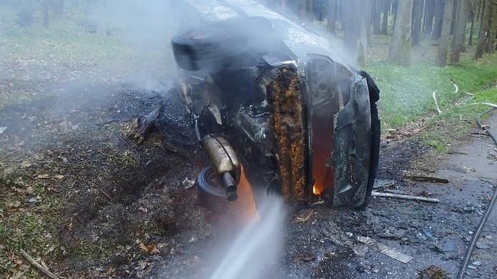 Děsivé foto! Auto po nehodě u Komárova totálně shořelo