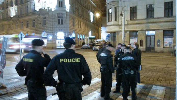 Razie v Praze: za mřížemi skončili dealer drog i muž s padělanými doklady