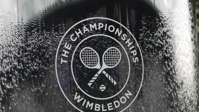 Předepsané oblečení, jahody i šampaňské. Tohle je Wimbledon!