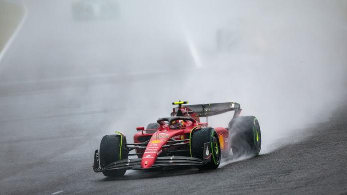 Sainz v Suzuce vylétl z trati a závod byl přerušen. Restart posunul déšť