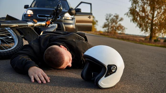 Právník léta bojoval proti přilbám. Zemřel při nehodě na motorce, helmu neměl