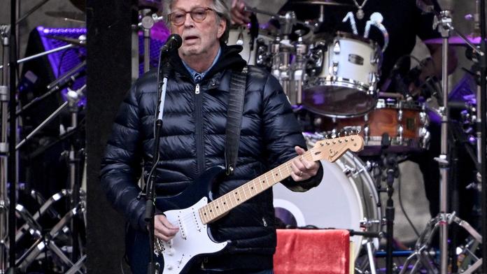 Lidé utratili tisíce za koncert Claptona. Zuří, že ho skoro neviděli