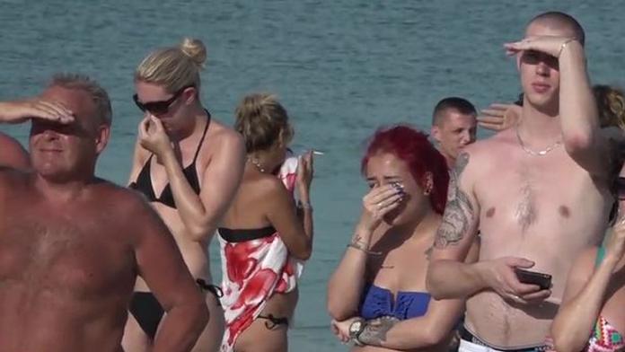 Turisté v šoku! Přímo na pláži vykopali tělo mrtvé ženy! VIDEO