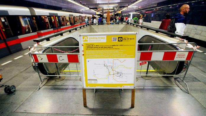 Drama v pražském Metru! Muže po kolapsu zachránil lékař, který cestoval ve stejném voze!