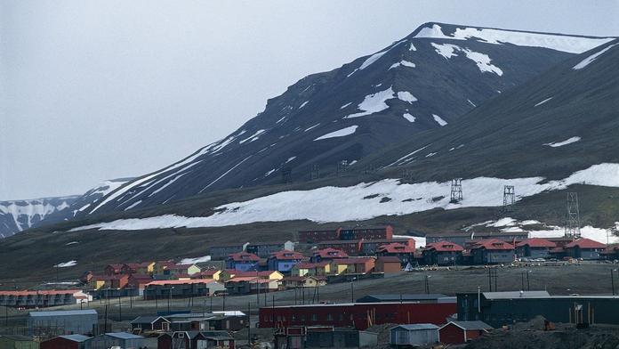 Ztracený ruský vrtulník objevili v moři u ostrova Svalbard