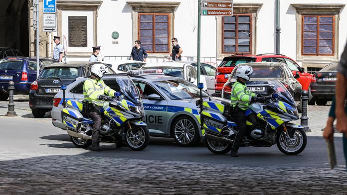 Mimořádná bezpečnostní akce: Pražská policie vypátrala 14 podezřelých lidí