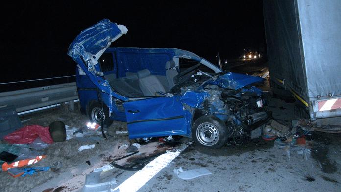 Kamion SEŠROTOVAL auto jedoucí PŘED NÍM! Jeden člověk NEPŘEŽIL!