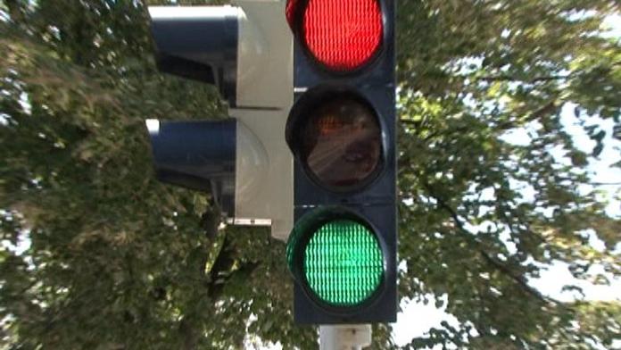 Motorka se dvěma muži vrazila do semaforu. Jeden zemřel