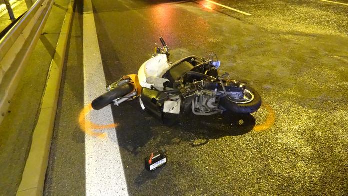 Řidič, který srazil motorkáře a vezl ho na kapotě, už sedí v cele