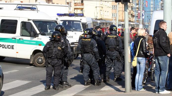Řádění francouzských fanoušků: V Praze zranili dva policisty