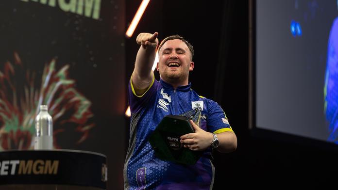 Luke Littler s trofejí pro vítěze Premier League