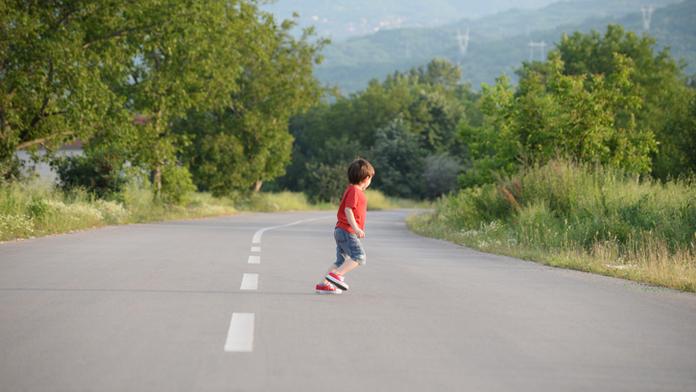 Chlapec (6) šel sám po rušné silnici. Nesu babičce sedm korun, vysvětlil