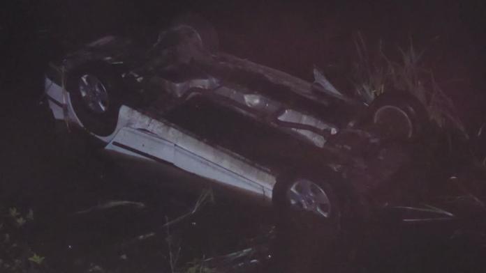Opilý řidič sjel s autem do rybníka. Policista mu zachránil život!