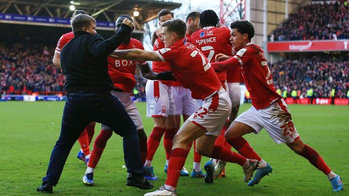 Ostuda v Anglii. Fanoušek napadl hráče, bleskově dostal doživotní distanc