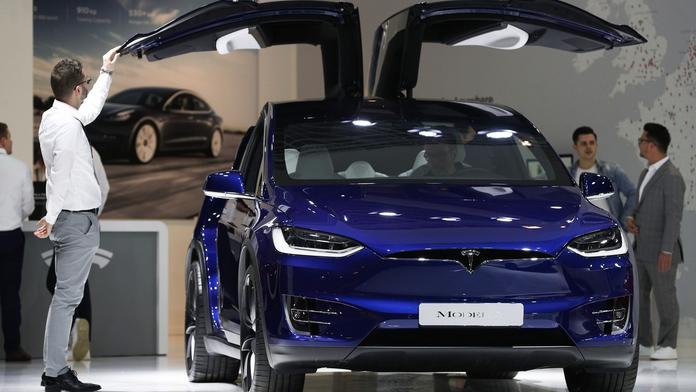 Tesla málem skřípla hlavu čtyřletému dítěti. Místo automobilky to odnesli rodiče