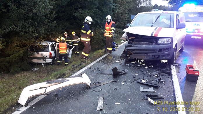 Na Plzeňsku se srazila dodávka s autem. Pro řidiče letěl vrtulník