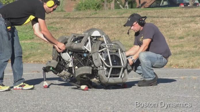 Osobní auto srazilo na dálnici D5 vozík s šipkou, dva lidé byli zraněni
