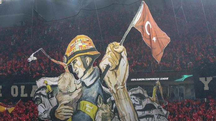 Fanoušci Trabzonu poděkovali záchranářům. V choreu zmínili i Čechy