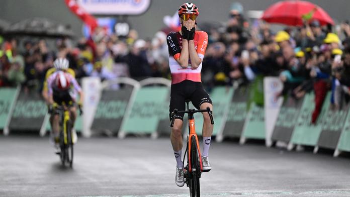 Překvapení v horách. Deštivou etapu zvládl nizozemský talent, hvězdy dotahovaly marně