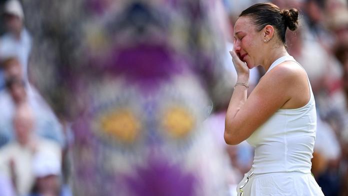 Od roku 1911 se to ve Wimbledonu nestalo. Tenistka se po kanárech rozbrečela