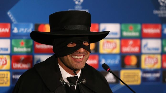 Kdo vede Šachtar? Na tiskovku dorazil místo trenéra Zorro!