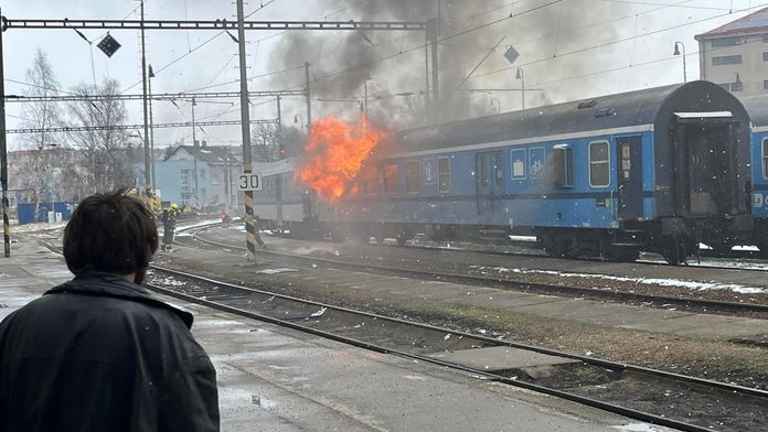 Požár na nádraží v Havlíčkově Brodě. Vlak měl někdo úmyslně zapálit