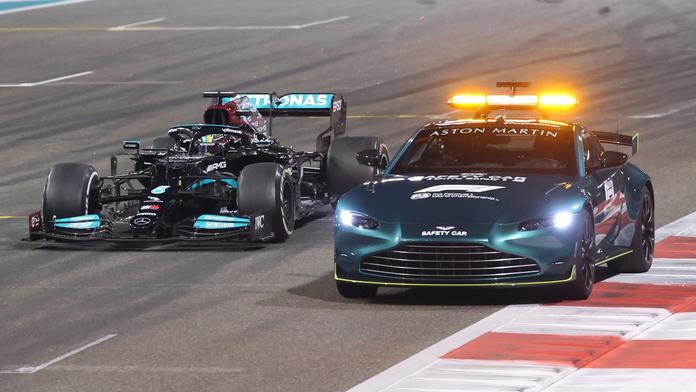 V pravidlech F1 se změnilo jedno slovo, za nových podmínek by vyhrál Hamilton