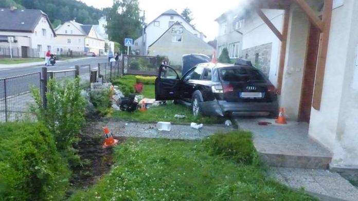 Auto vletělo do zahrady. Řidič nadýchal téměř 2 promile!