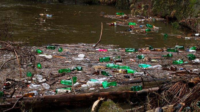 Národní park je plný odpadků. Řeku Kamenici zamořily plasty