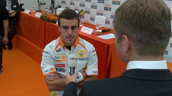 Hvězda F1 Alonso je v Praze, navštívil děti v Motole