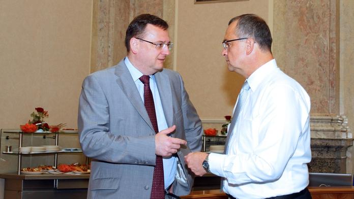 Vláda přerušila jednání o rozpočtu. O škrtech rozhodne ve středu