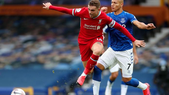 Everton znovu zaváhal a pustil do čela Reds. Arsenal zdolal United