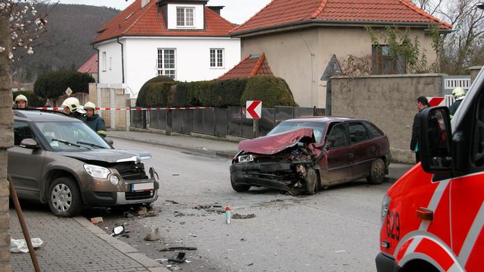 Řidič vyjel na ulici do protisměru, čelně napálil auto. Dva zranění