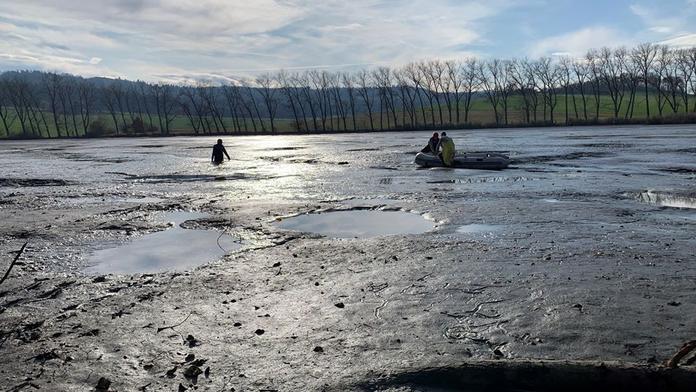 Dva muži uvízli v bahně vypuštěného rybníka! Jednoho vytáhli až hasiči