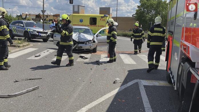 Dopravní nehoda osobního automobilu a autobusu v Kolíně
