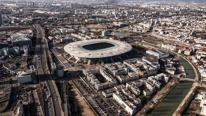 Strach v Paříži: Před stadionem, kde se hraje Euro, se ozval výbuch