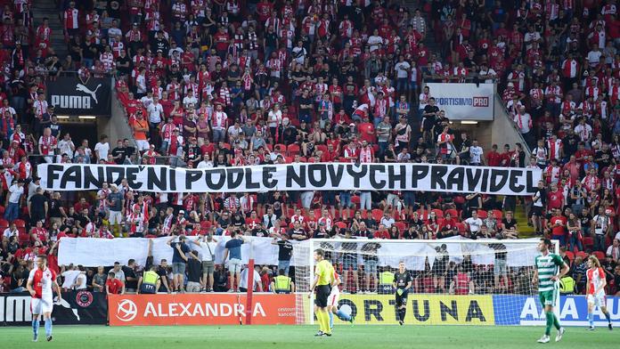 Rozdělená tribuna Sever. Fanoušci při derby nefandili a ještě se poprali