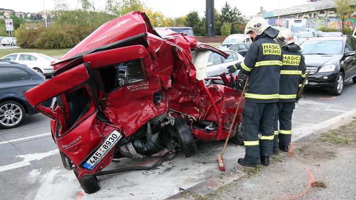SMRTELNÁ SRÁŽKA! Důchodce se ROZBIL o nákladní auto V PROTISMĚRU!