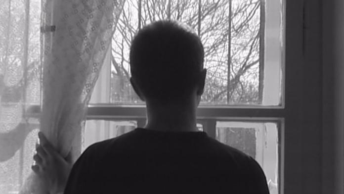 Učitelka sexuálně zneužívala žáka. Vyhrožovala, že jinak propadne