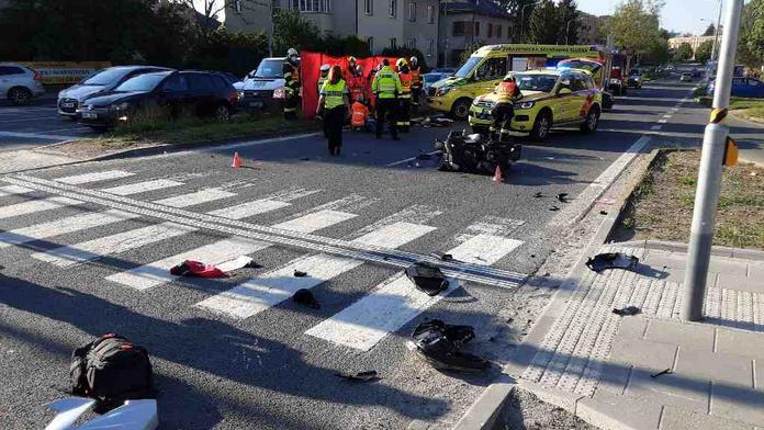 Skútr vezoucí dítě se srazil s autem. Muž zemřel, hoch je zraněný
