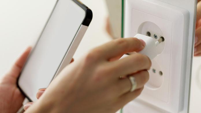 Nabíjíte mobil přes noc? Zjistěte, jaký názor na to mají výrobci telefonů
