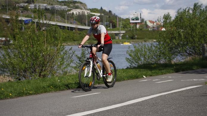 Cyklista spadl z prudkého srázu, má poraněnou páteř