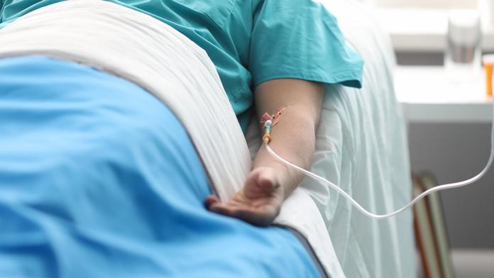 Mladému muži diagnostikovali rakovinu žaludku. První příznak roky ignoroval