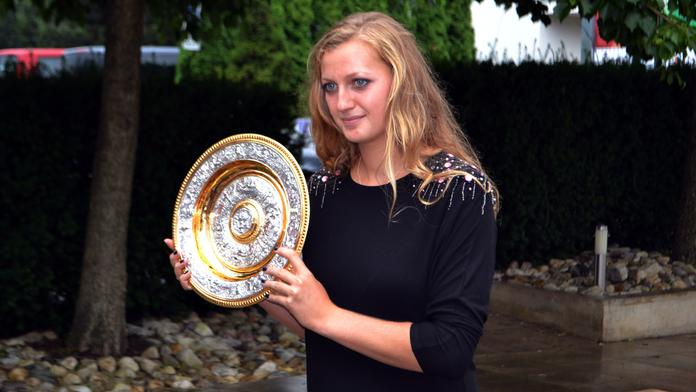 EXKLUZIVNÍ PŘENOS: Hvězda Kvitová se předvádí s trofejemi
